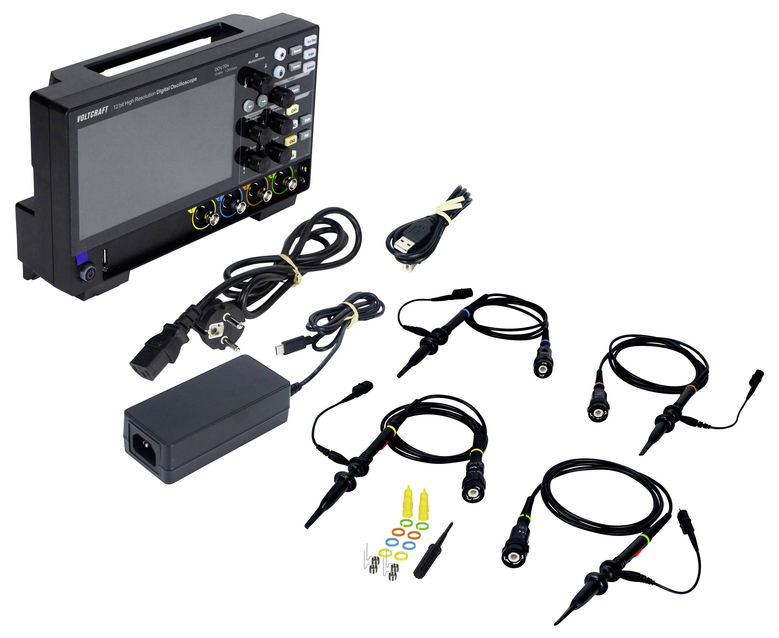 Oszilloskop mit verschiedenen Kabeln und Zubehörteilen zur elektronischen Messung und Anzeige von Signalen, seitlich angeordnet.