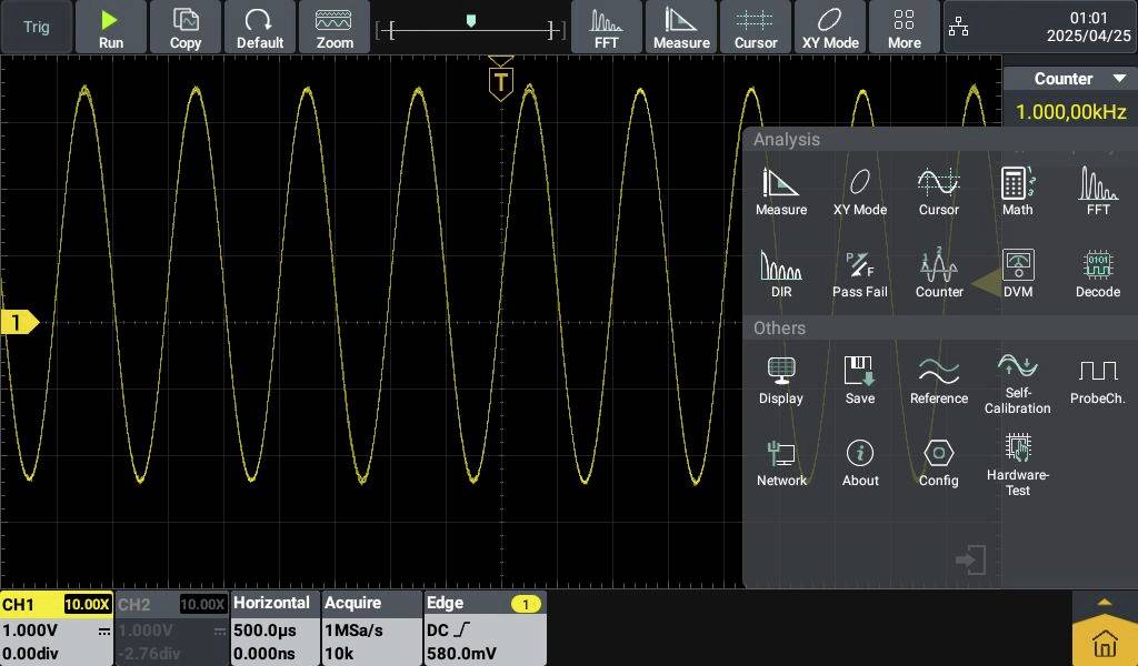 Oszilloskop-Display mit gelber Sinuswelle. Menü zeigt Optionen wie Messung, Cursor und Hardware-Test.