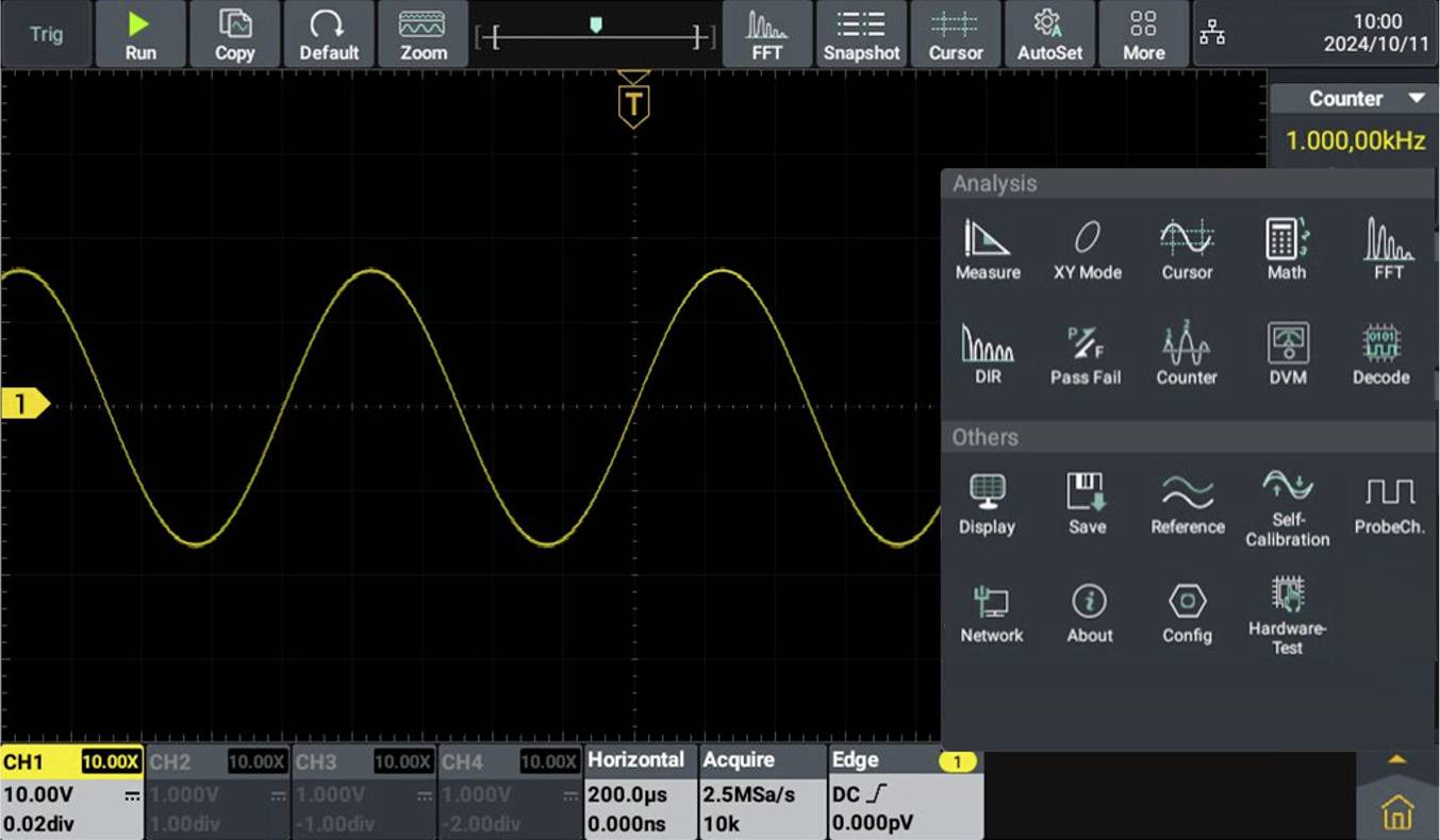 Ein Oszilloskop zeigt eine gelbe Sinuswelle auf schwarzem Hintergrund. Rechts befindet sich ein Bedienfeld mit Analyse- und Einstellungsoptionen.