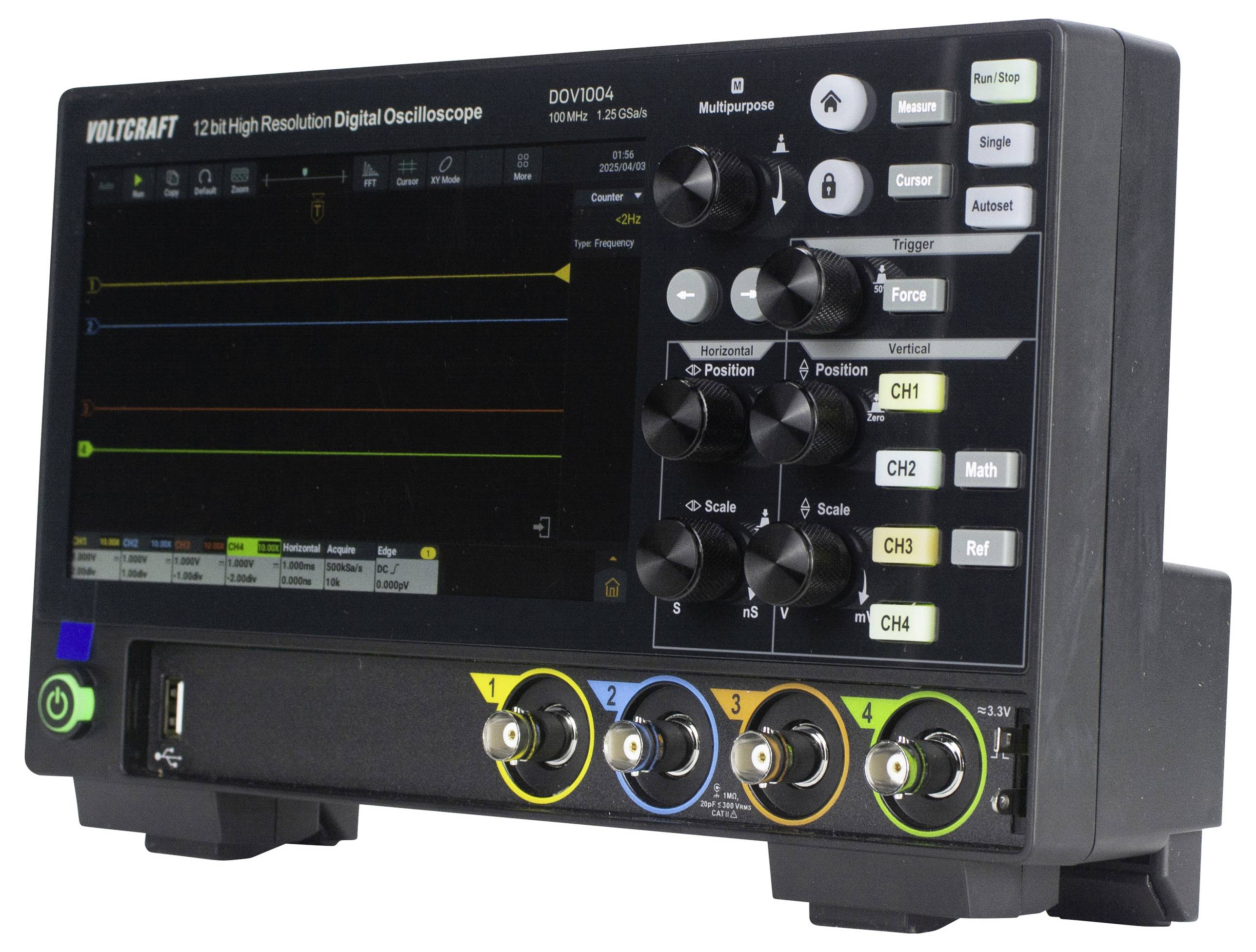 Oszilloskop von Voltcraft mit digitalem Display, zeigt verschiedene Einstellungen und Anschlussmöglichkeiten für Messungen.