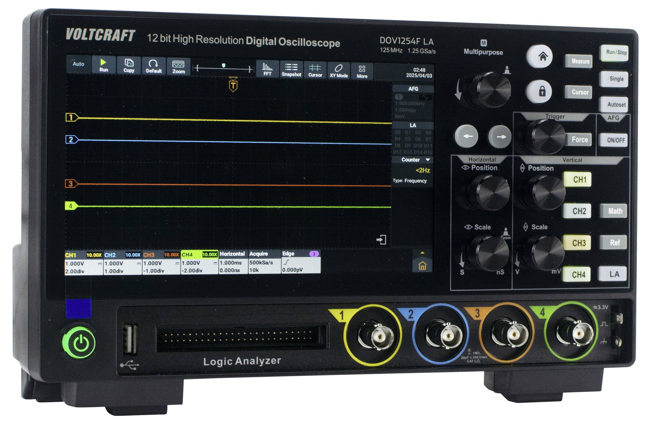 Oszilloskop mit digitalem Display zeigt mehrfarbige Wellenformen und diverse Bedienelemente für Einstellungen und Anpassungen.