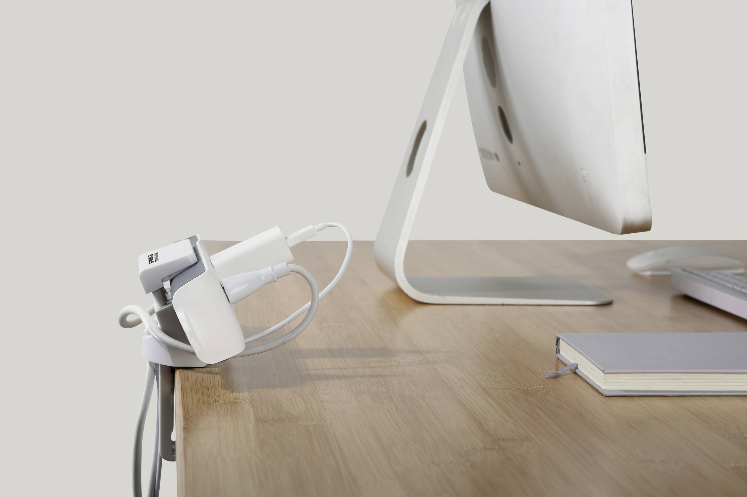 SpeaKa Professional Universal Klemmhalterung für Steckdosenleiste SP-PSH-001 SP-13403152 Weiß 1St.