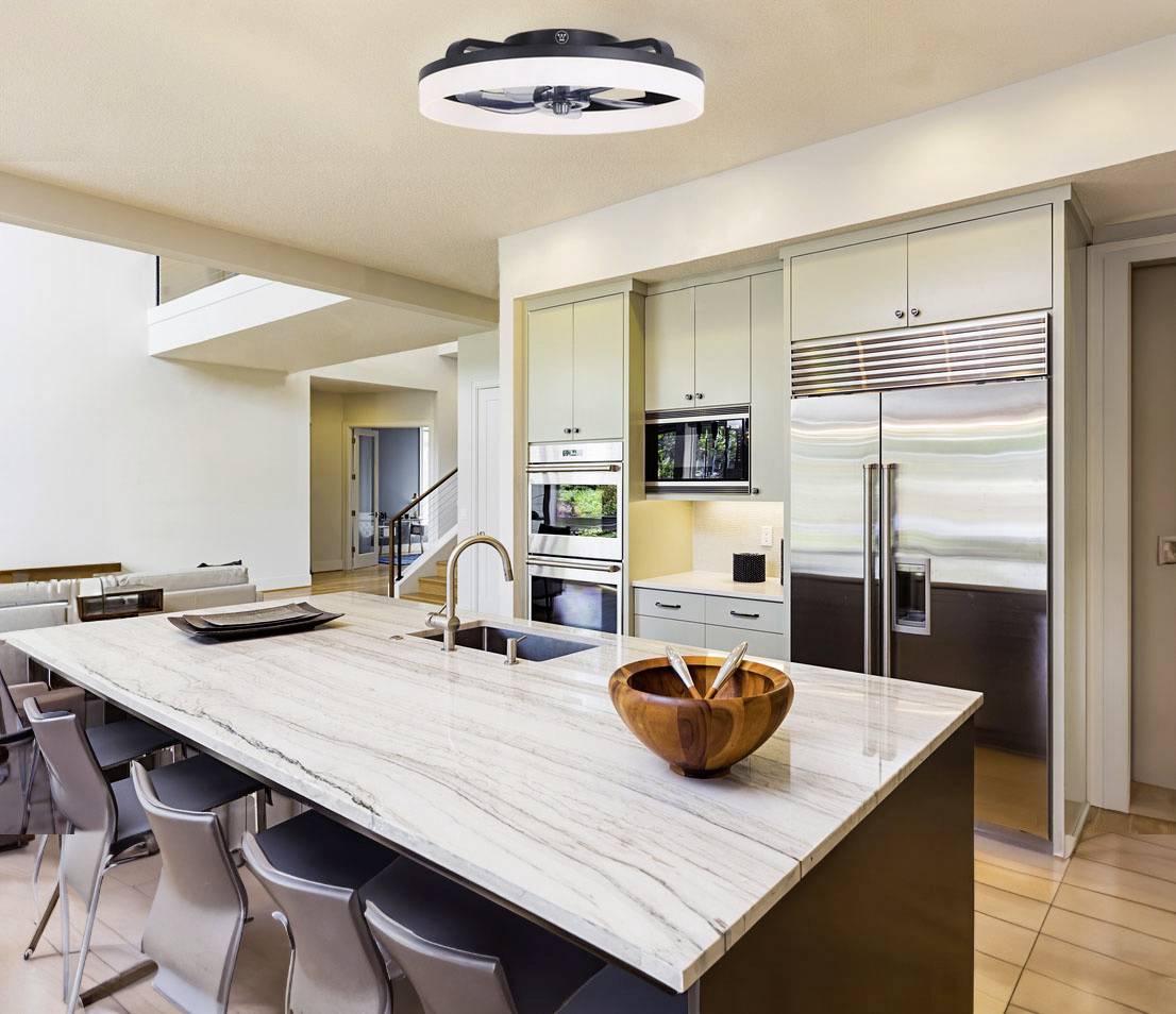 Moderne Küche mit großer Kochinsel, weißen Schränken und Edelstahlgeräten. Über der Insel hängt eine stilvolle Deckenleuchte.