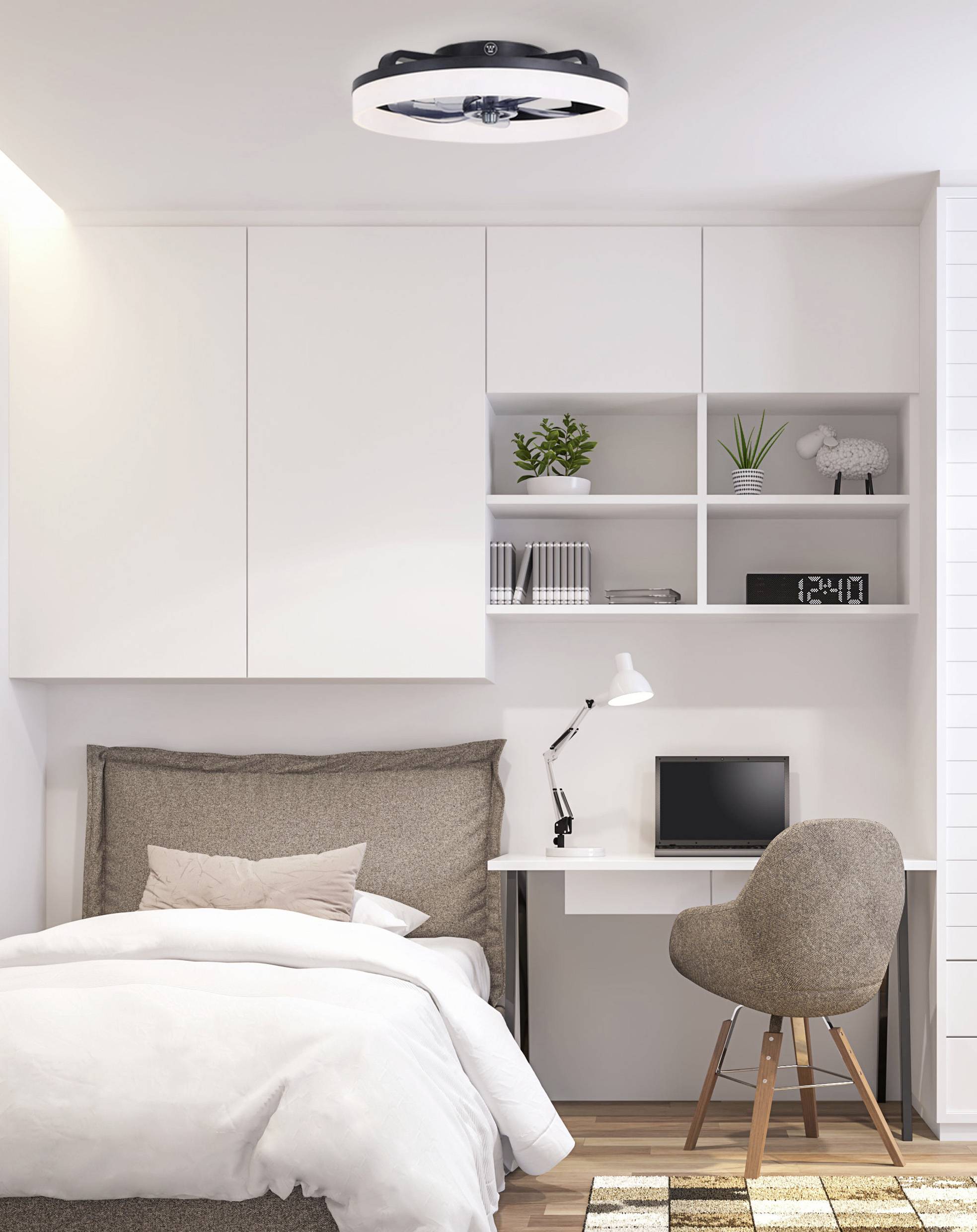 Ein modernes Schlafzimmer mit weißer Einrichtung, Bett links, Schreibtisch und Laptop rechts. Eine Lampe auf dem Tisch, Regale mit Deko oben.