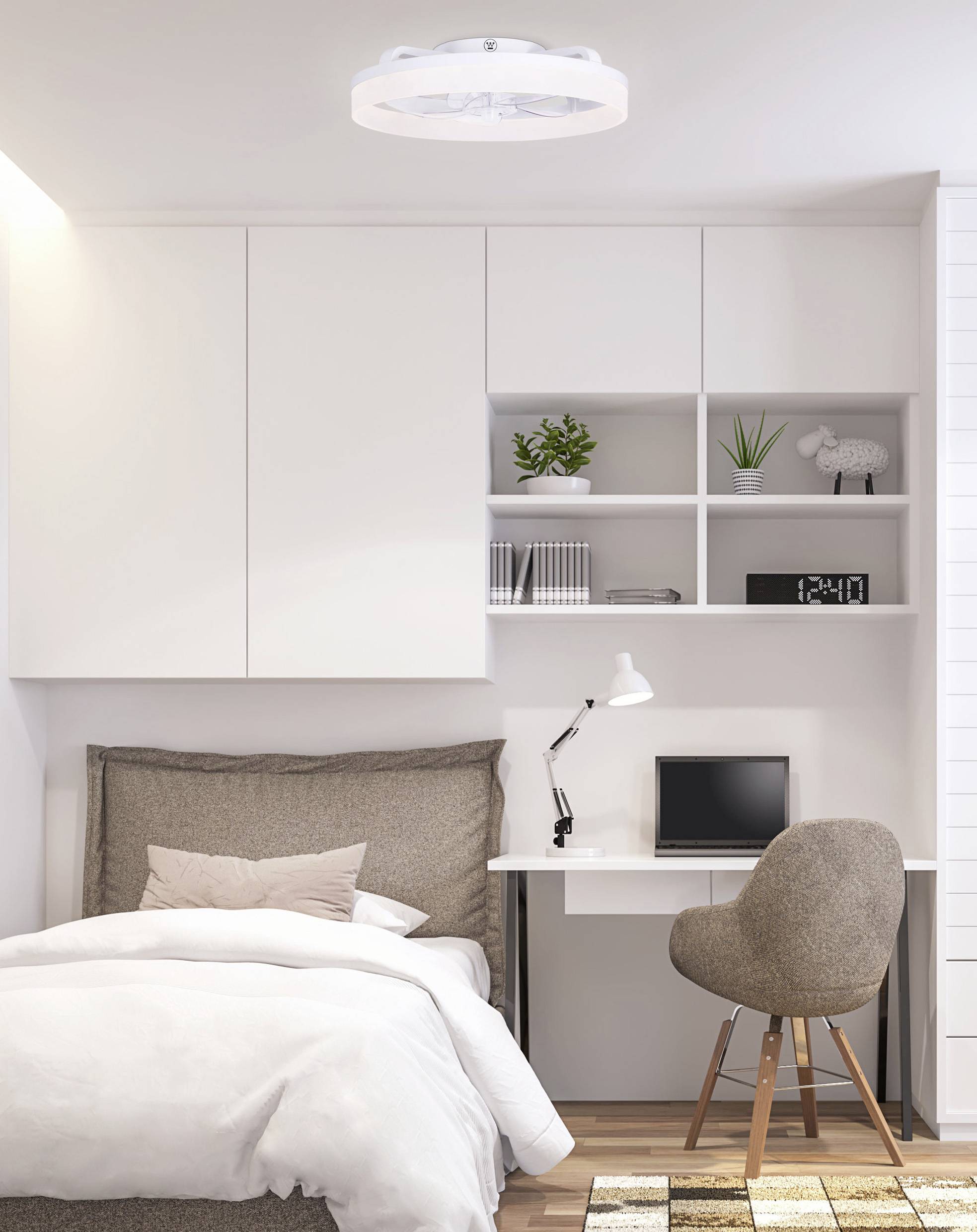 Modernes Schlafzimmer mit Bett, Schreibtisch und Stuhl. Regal mit Pflanzen und Büchern. Dezente Beleuchtung von der Deckenlampe.