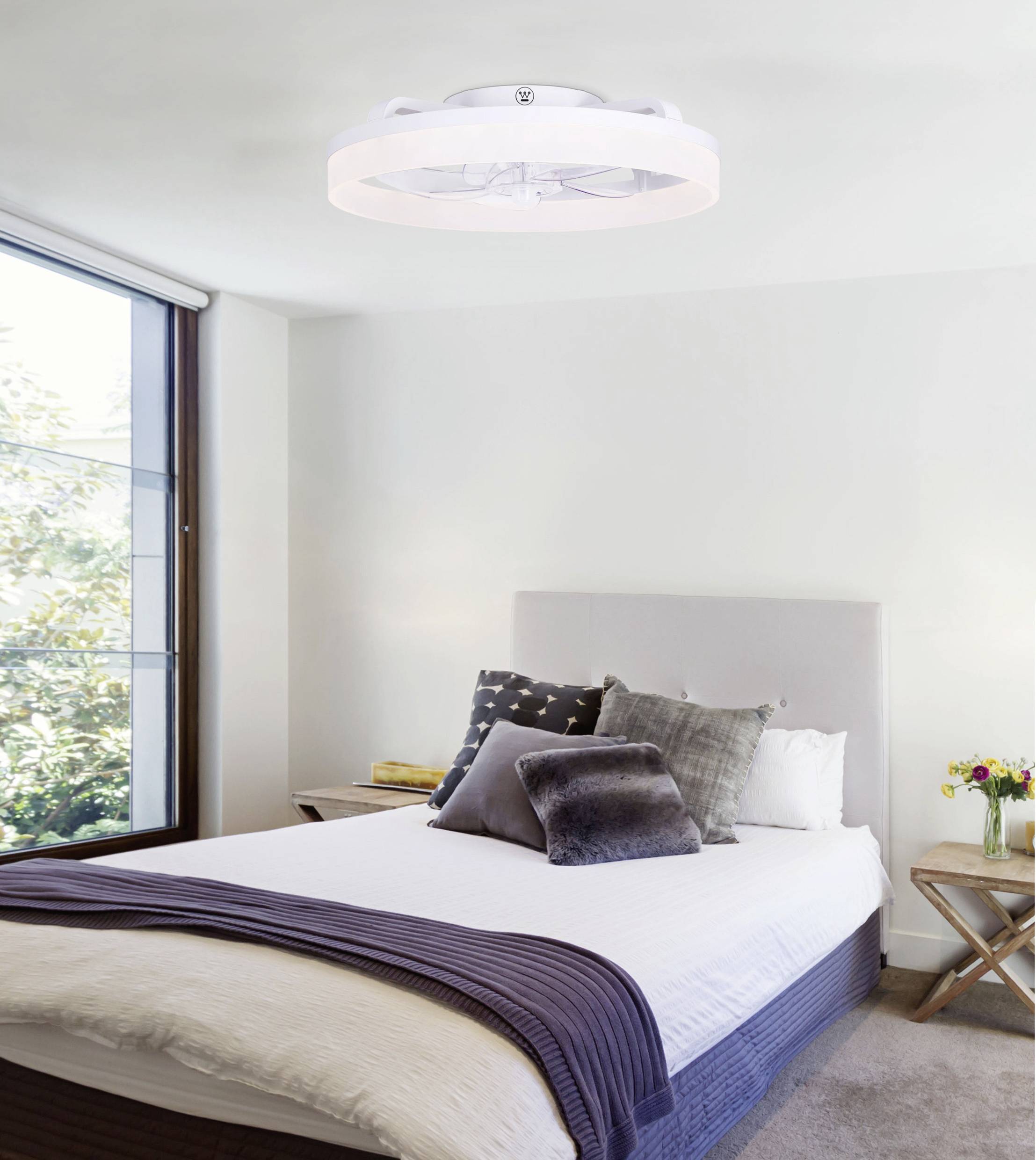 Ein modernes Schlafzimmer mit einem großen Bett, Tageslicht durchflutet. An der Decke eine runde, minimalistische Leuchte.