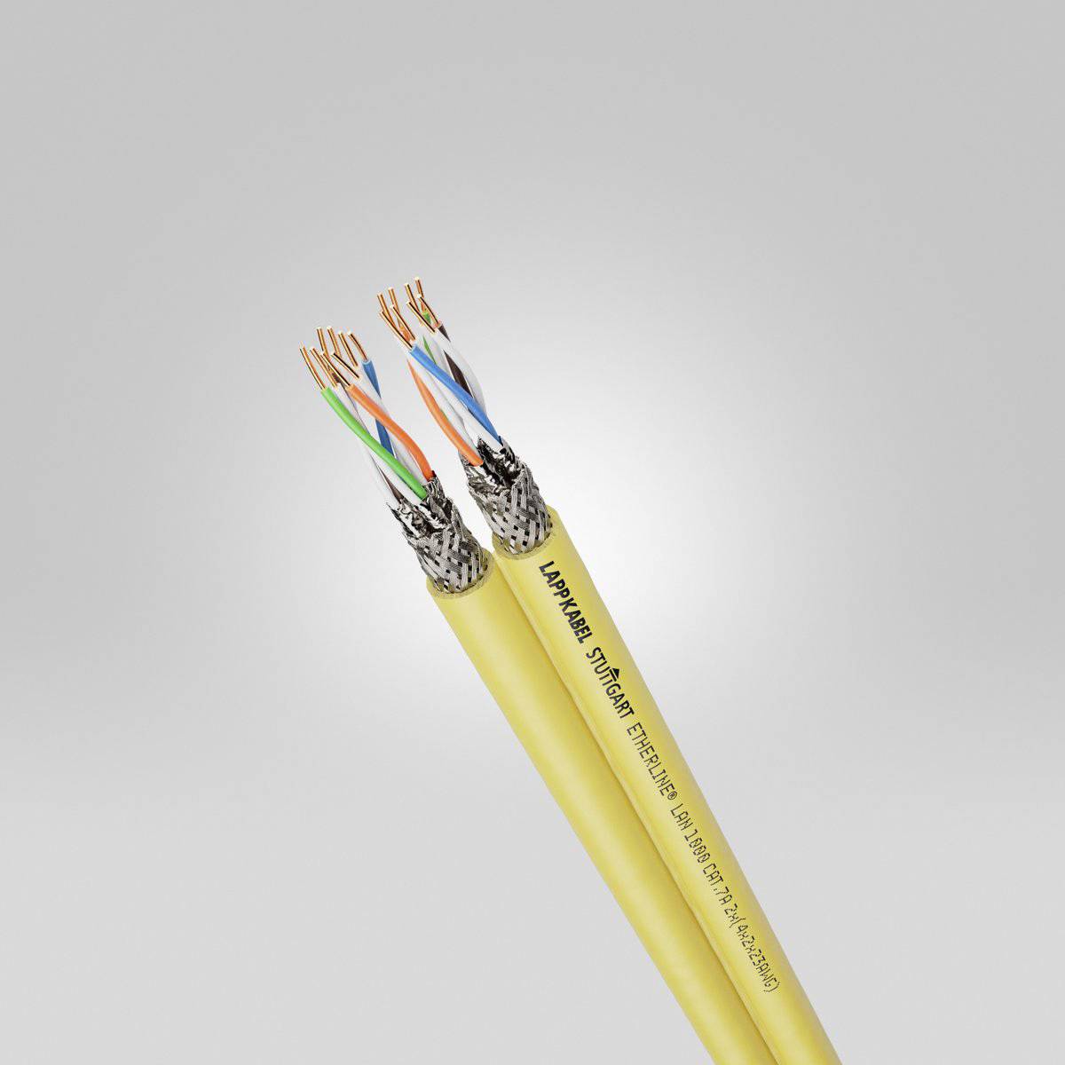 Zwei gelbe Ethernet-Kabel mit offenen Enden zeigen farbige, verdrillte Adernpaare, geeignet für Netzwerkinstallationen.