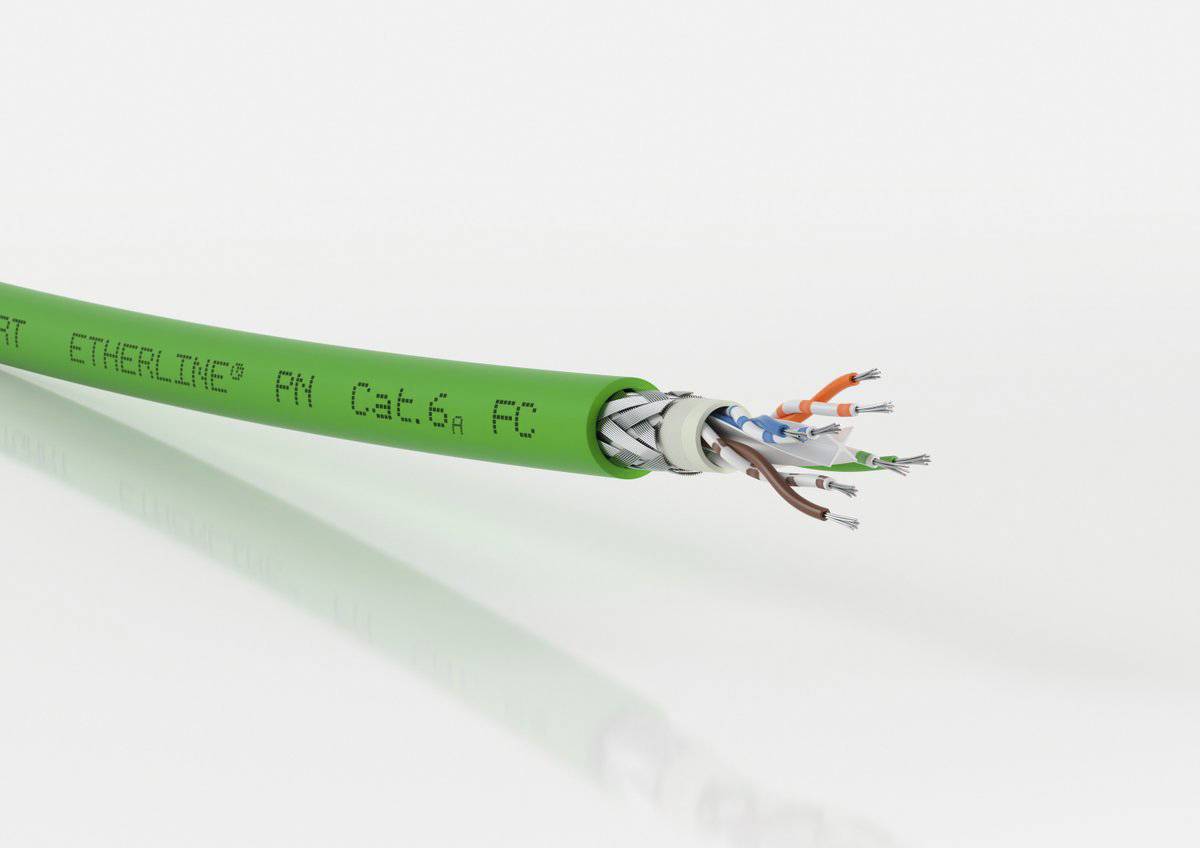 Grünes Ethernetkabel, teilweise abisoliert, zeigt die acht verdrillten Drahtpaare innerhalb. Beschriftung: 'ETHERLINE PN Cat.6a FC'.