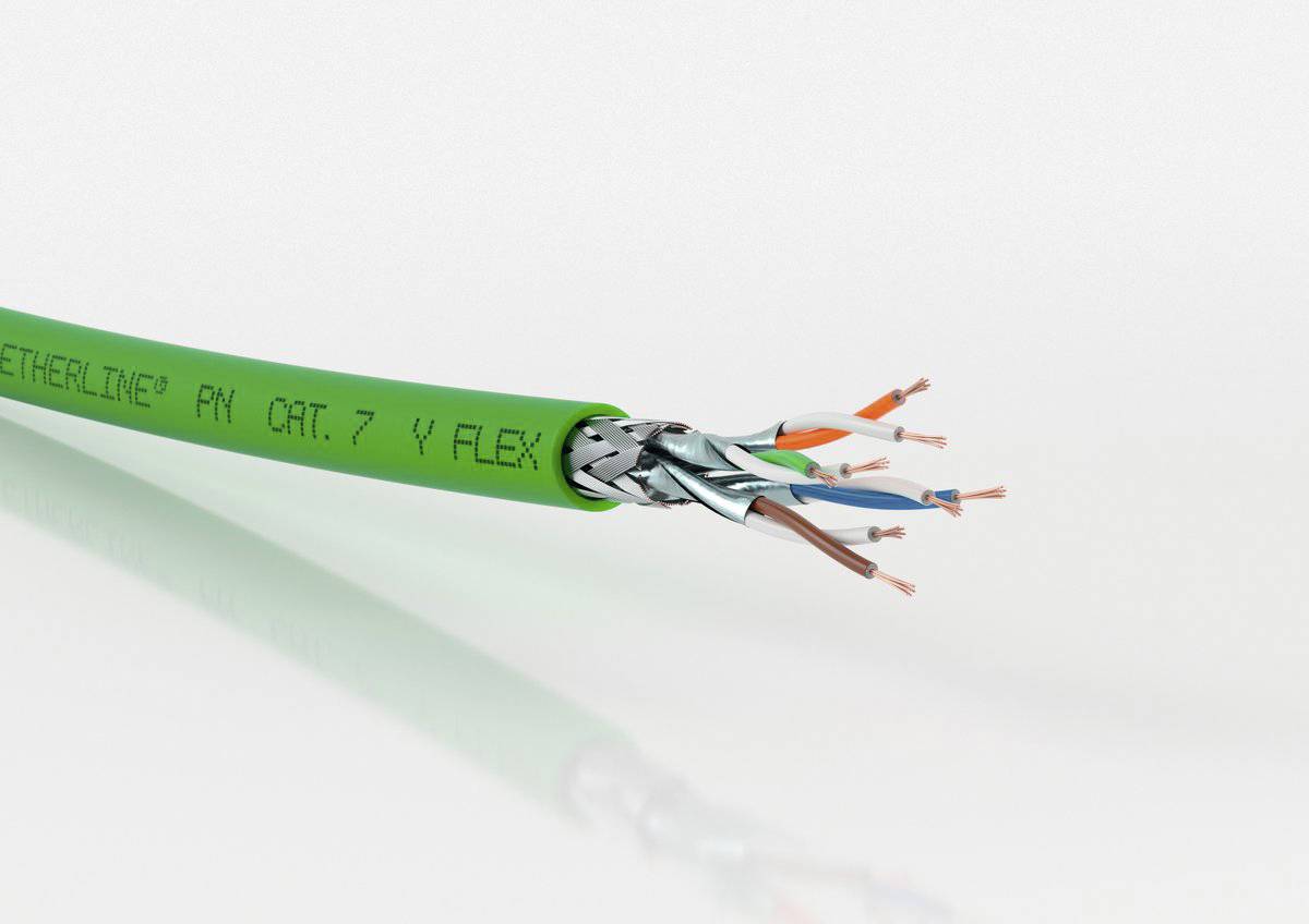 Abgeschirmtes grünes Ethernetkabel der Kategorie 7, teilweise abisoliert, zeigt farblich gekennzeichnete Drähte.