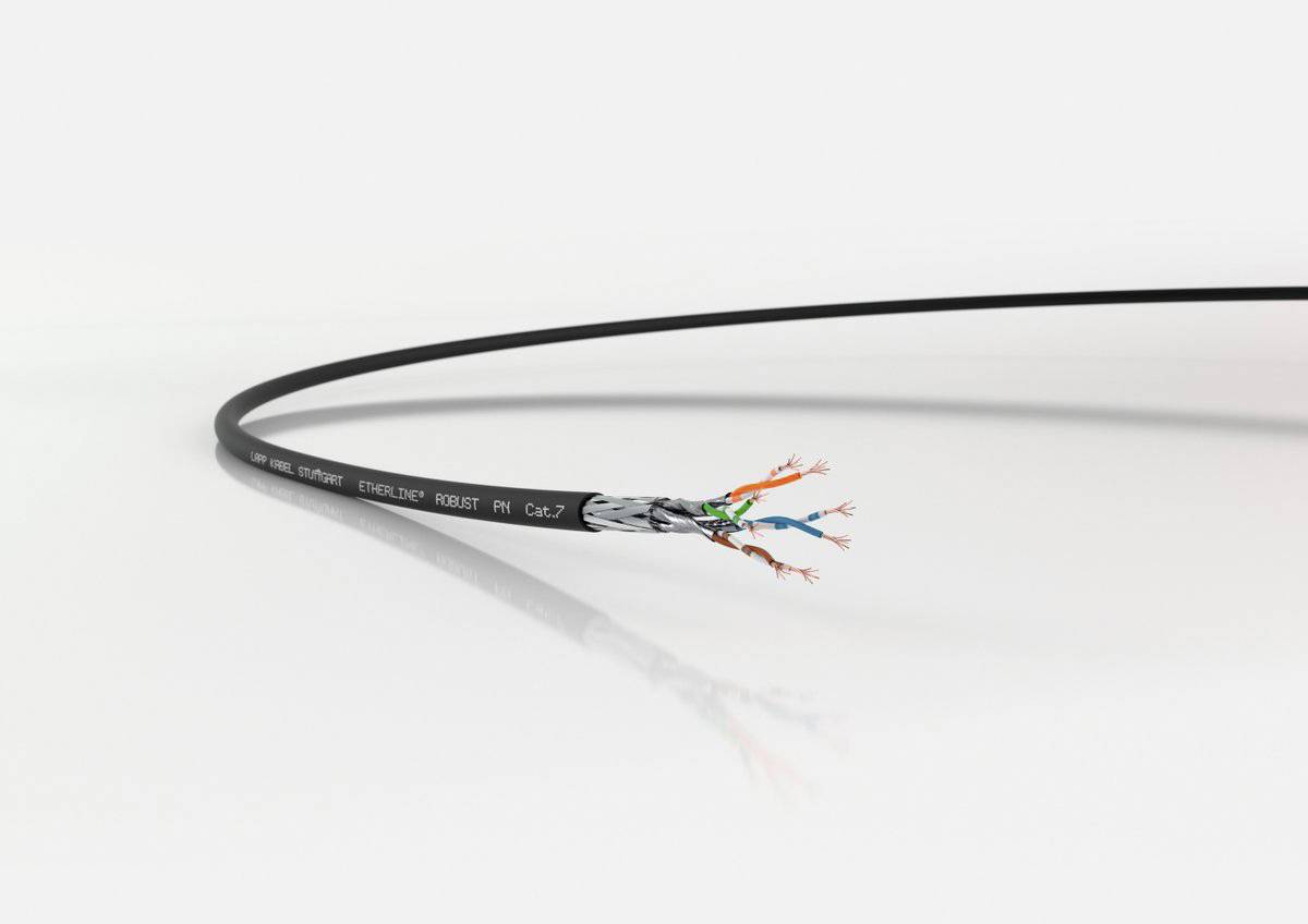 Ein schwarzes Kabel mit teilweise freigelegten, bunten Drähten am Ende liegt auf einem weißen Hintergrund.