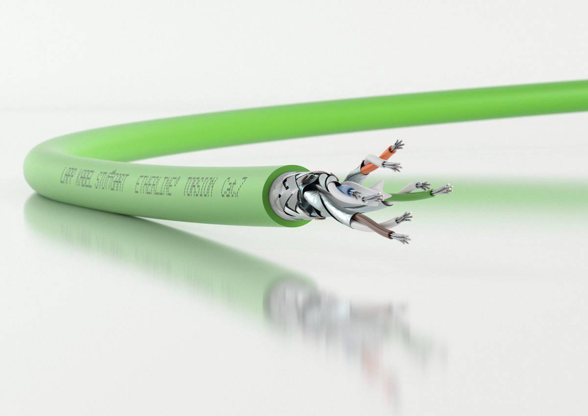 Ein grünes Ethernet-Kabel, CAT 7, mit offenen Enden zeigt die Abschirmung und die vier verdrillten Adern. Auf weißem Hintergrund.