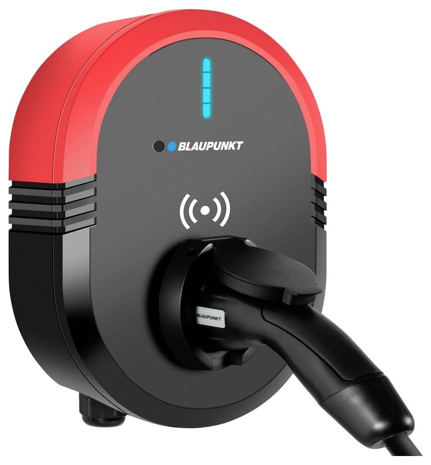 Eine rote und schwarze E-Ladestation mit aktiviertem Ladezustand von Blaupunkt. Ein Ladestecker ist eingesteckt.