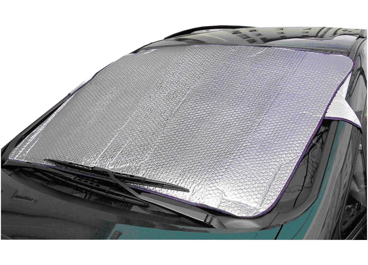 Auto mit silberner Sonnenblende auf der Windschutzscheibe. Sie schützt das Fahrzeuginnere vor direkter Sonneneinstrahlung und Überhitzung.