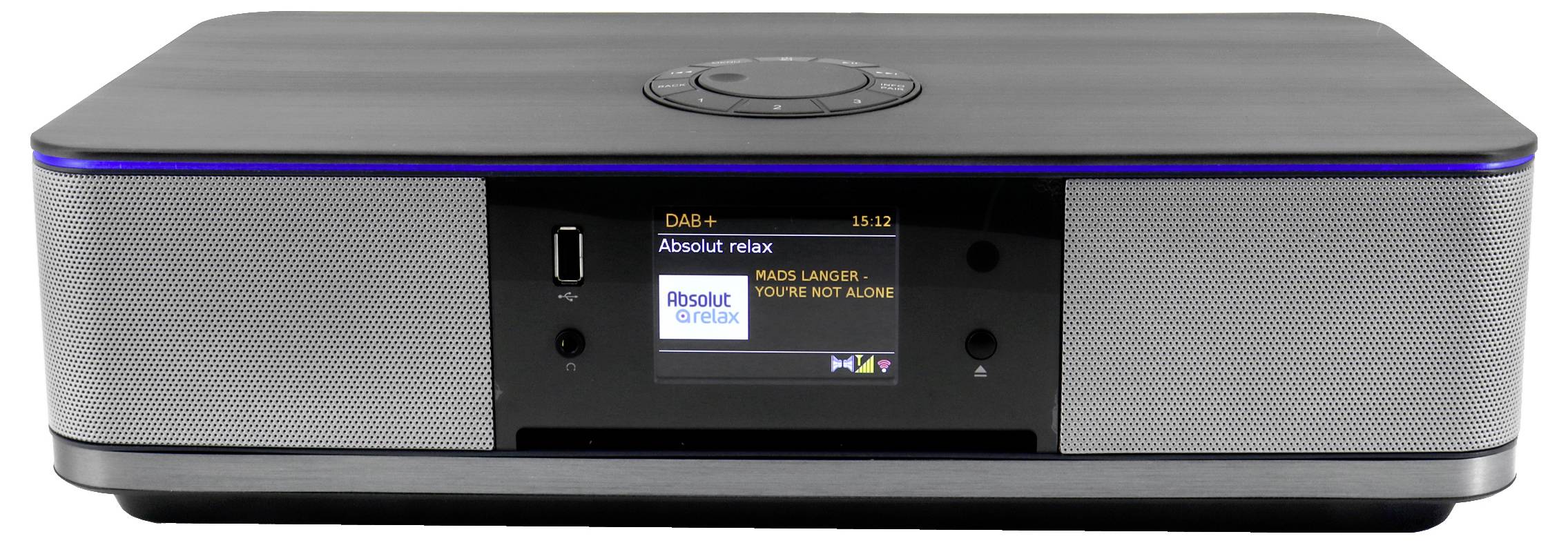 Ein modernes, rechteckiges Radio mit digitalem Display zeigt den Sender 'Absolute Relax' und den Song 'You’re Not Alone' von 'Mads Langer'.