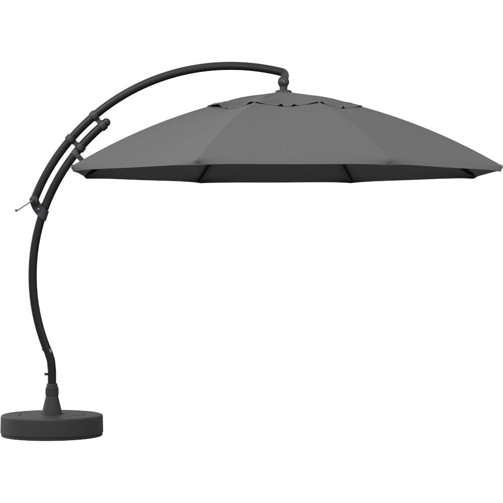 Ein freistehender, schwarzer Sonnenschirm mit gebogenem Arm und rundem Sockel. Ideal für Terrasse oder Garten.
