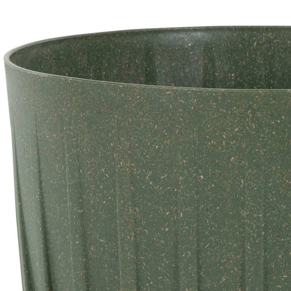 Ein großer, grüner Blumentopf aus einem Material mit gesprenkelter Oberfläche; er hat eine leicht geriffelte Struktur.