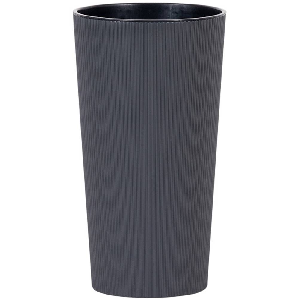 Ein hoher, geriffelter grauer Becher aus Kunststoff steht aufrecht.