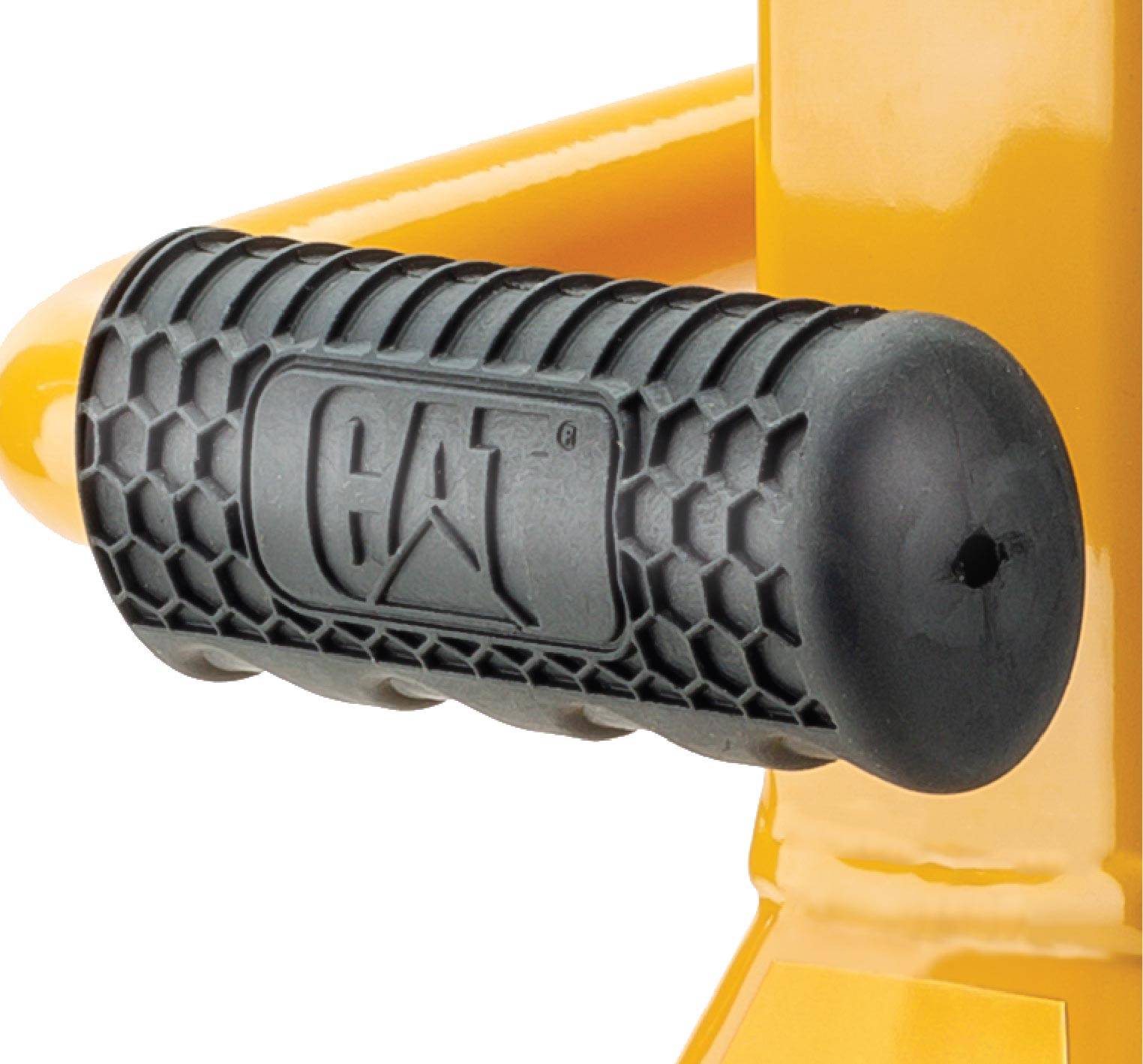 Nahaufnahme eines schwarzen, strukturierten Griffs mit einem Wabenmuster an einem gelben Metallobjekt. Der Griff trägt die Buchstaben „CAT