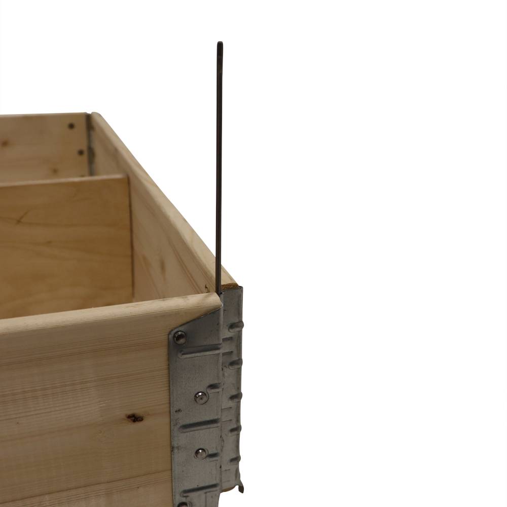 Holzbox-Ecke mit Metallverstärkung, vertikaler Stab an der Ecke, schlichtes Design.