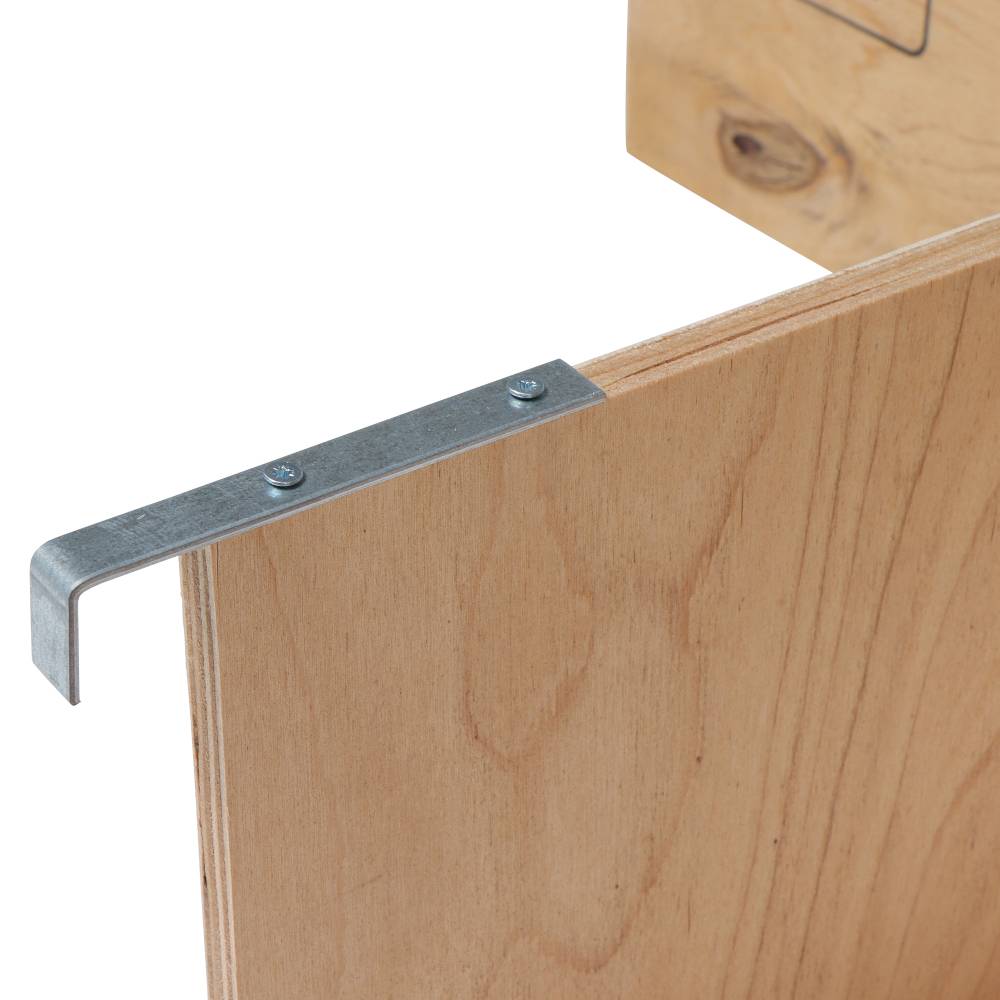 Ein Holzbrett mit einem daran befestigten Metallwinkel oben rechts, verwendet zur Stabilisierung oder Befestigung.