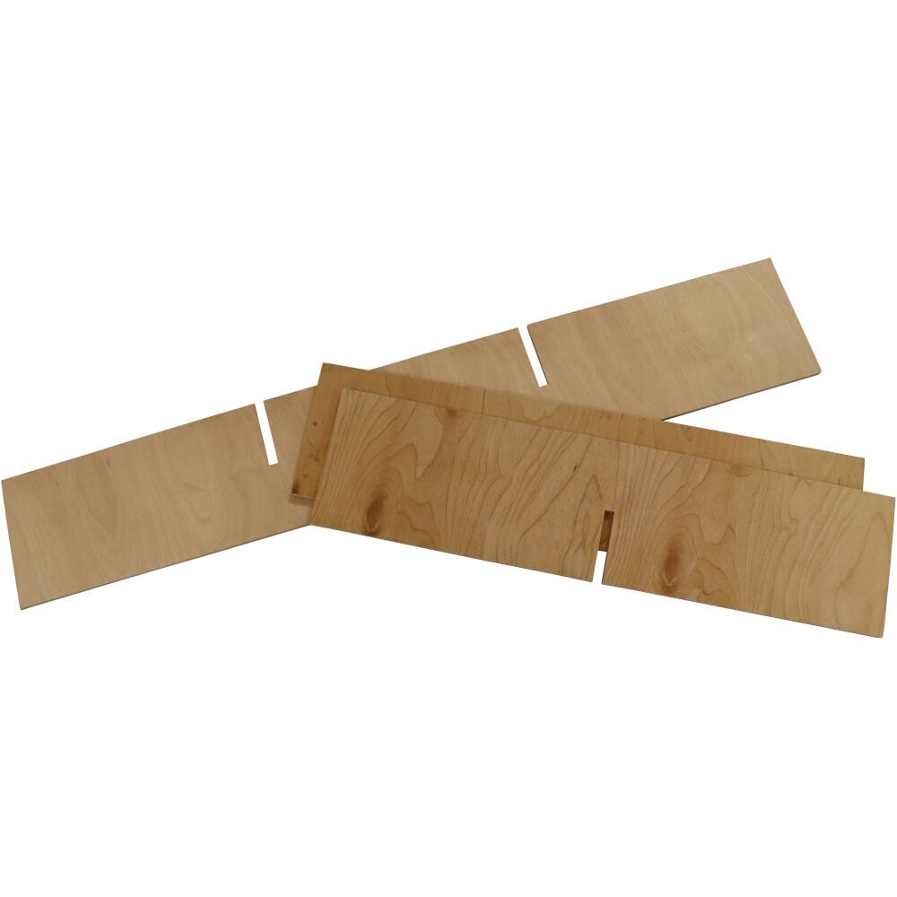 Vier rechteckige Holzplatten liegen schräg übereinander.