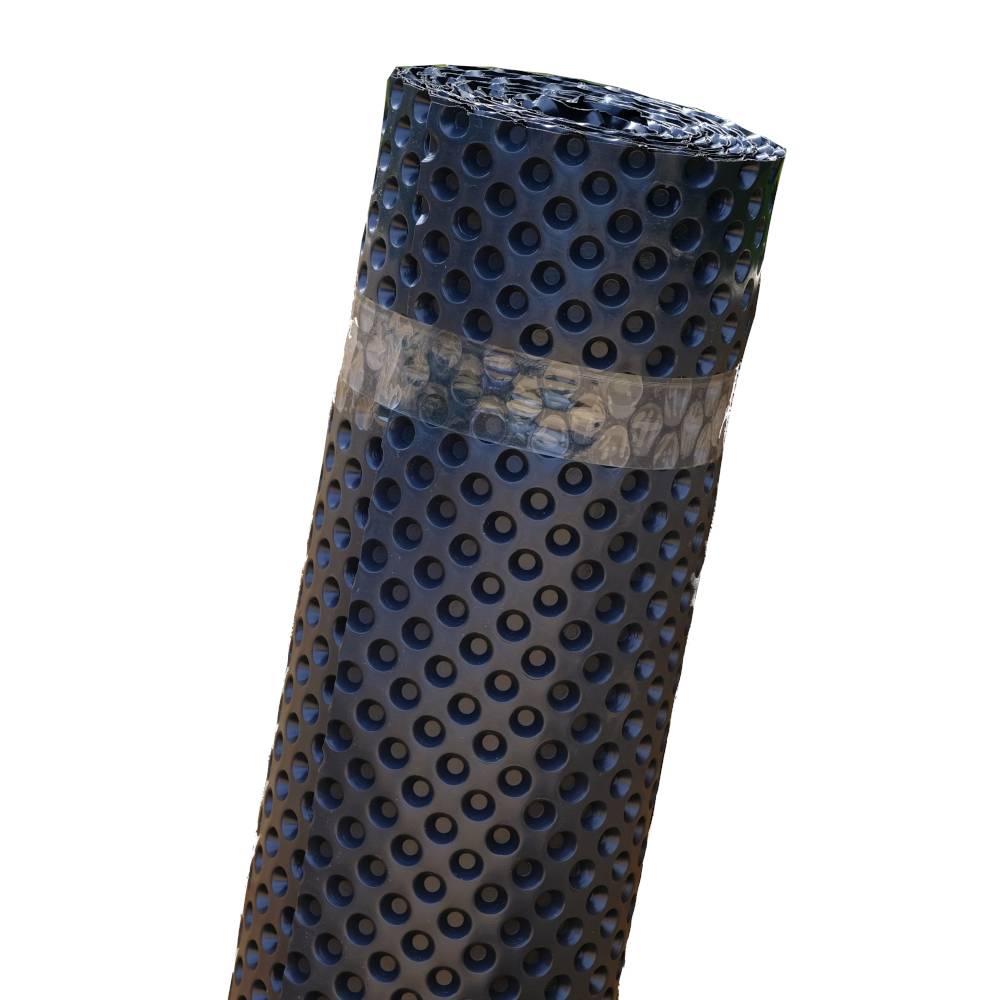 Eine aufgerollte blaue Noppenfolie steht aufrecht. Sie wird zum Schutz oder zur Isolierung verwendet.