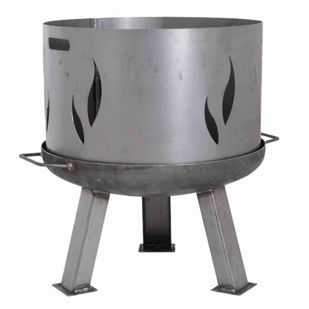 Ein metallener Feuerkorb mit ausgeschnittenen Flammenmustern und drei Beinen steht aufrecht. Geeignet für Outdoor-Nutzung.