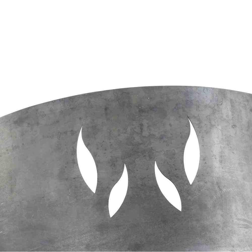 Ein Abschnitt einer metallischen Oberfläche mit drei blattförmigen Ausschnitten, die symmetrisch angeordnet sind.