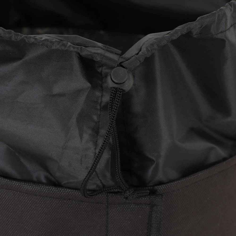 Ein schwarzer Kordelzug oben an einem teilweise geöffneten Rucksack zeigt die Verschlussmethode und das Material des Innenfutters.