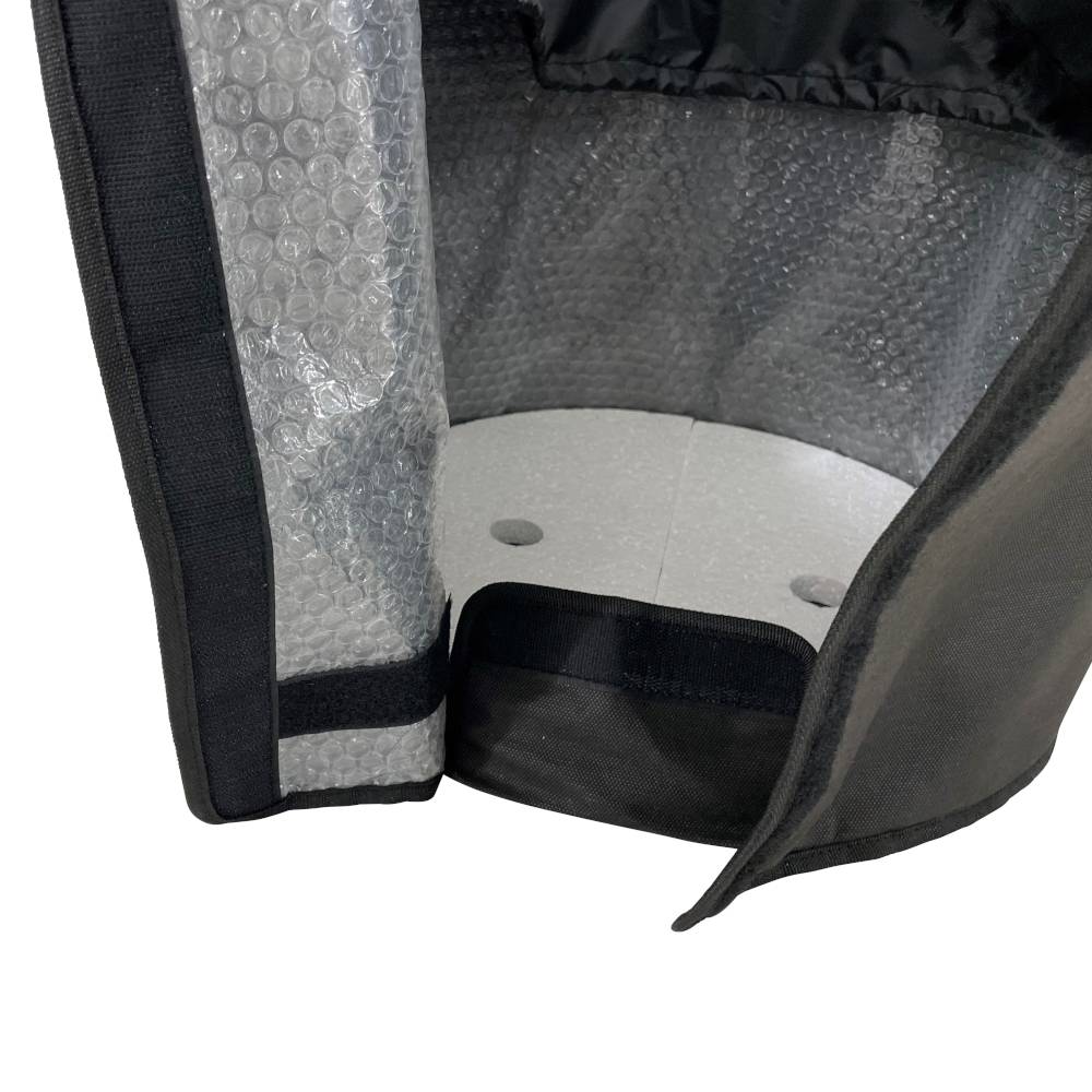 Isoliertasche mit reflektierendem Innenfutter und Luftpolsterfolie zur Temperaturerhaltung, teilweise geöffnet.