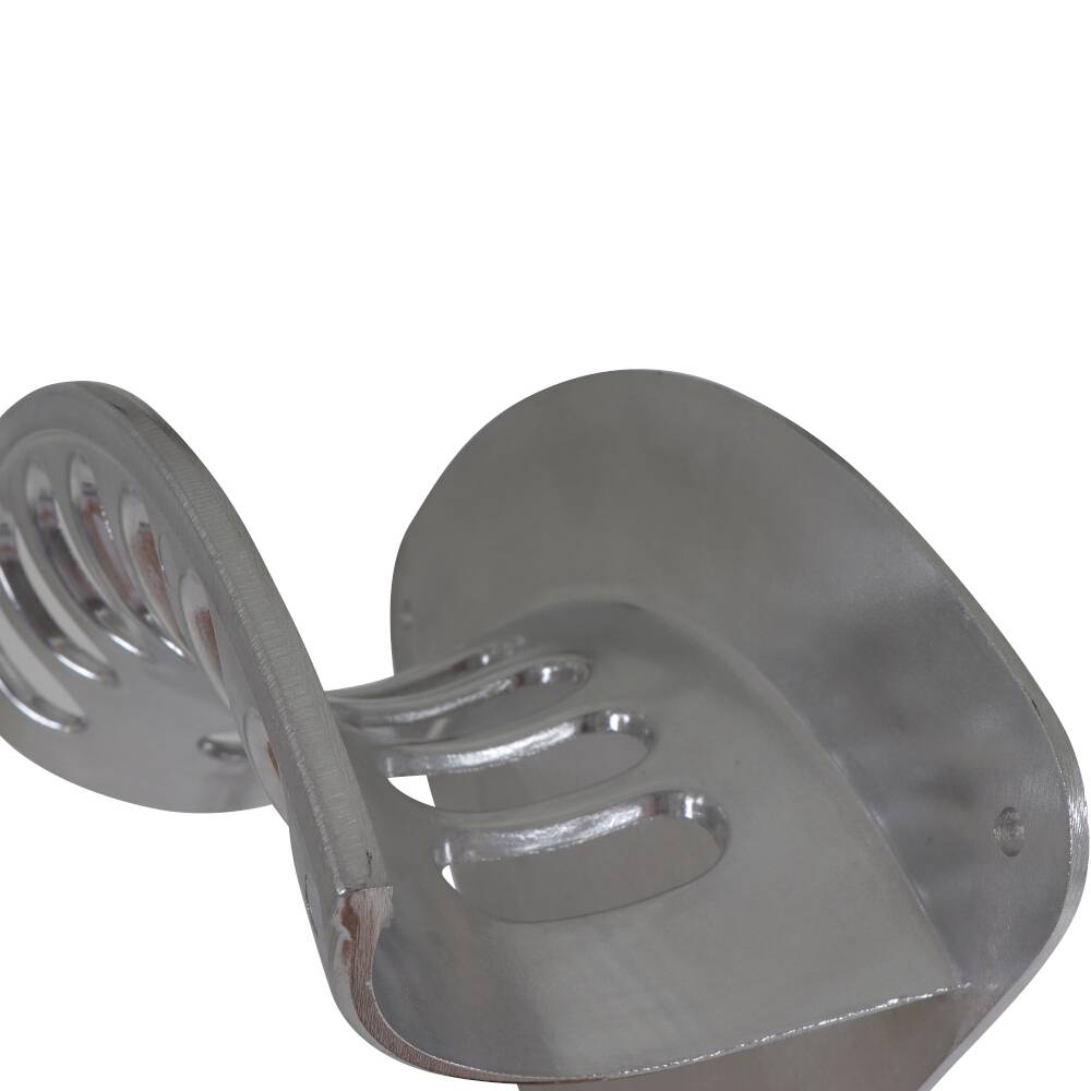 Eine metallene Sitzschale mit gebogenem Design und mehreren Schlitzen. Sie ist für ergonomische Unterstützung konzipiert.