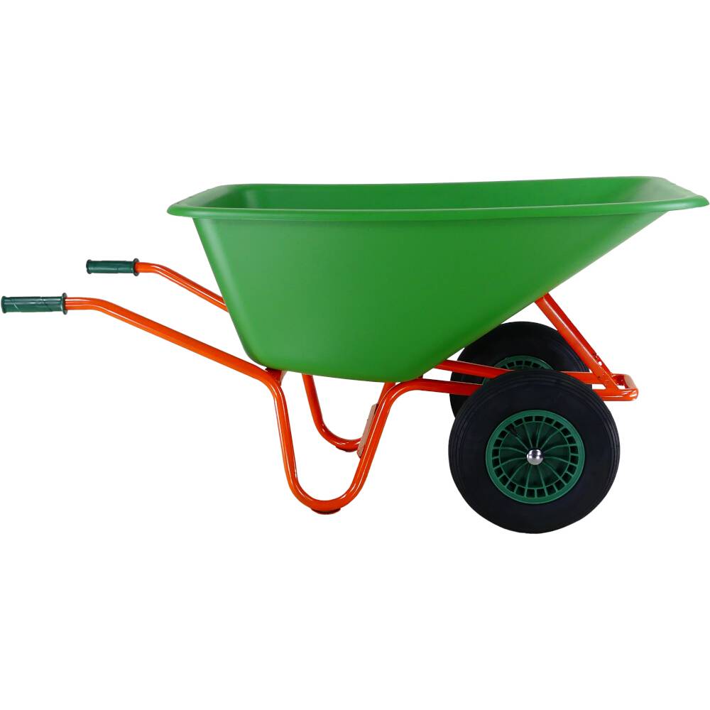 Eine grüne Schubkarre mit zwei schwarzen Rädern und orangenen Griffen, seitlich betrachtet. Geeignet für Gartenarbeiten.