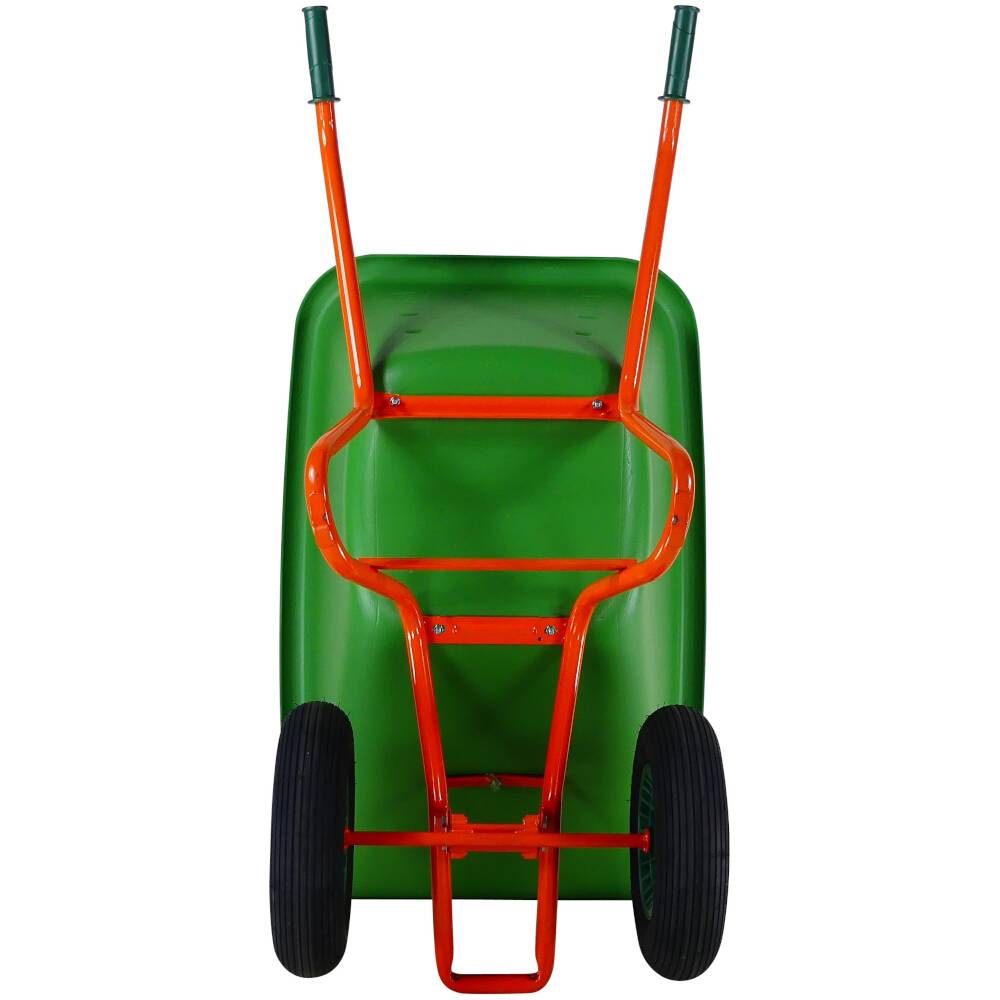 Grüne Schubkarre mit orangenen Griffen und schwarzen Rädern, frontal gesehen auf weißem Hintergrund.
