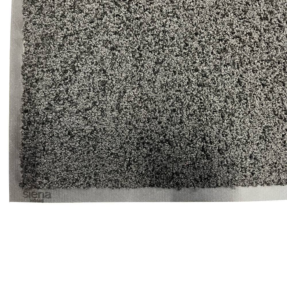 Grauer, flauschiger Teppich mit dichter Textur.