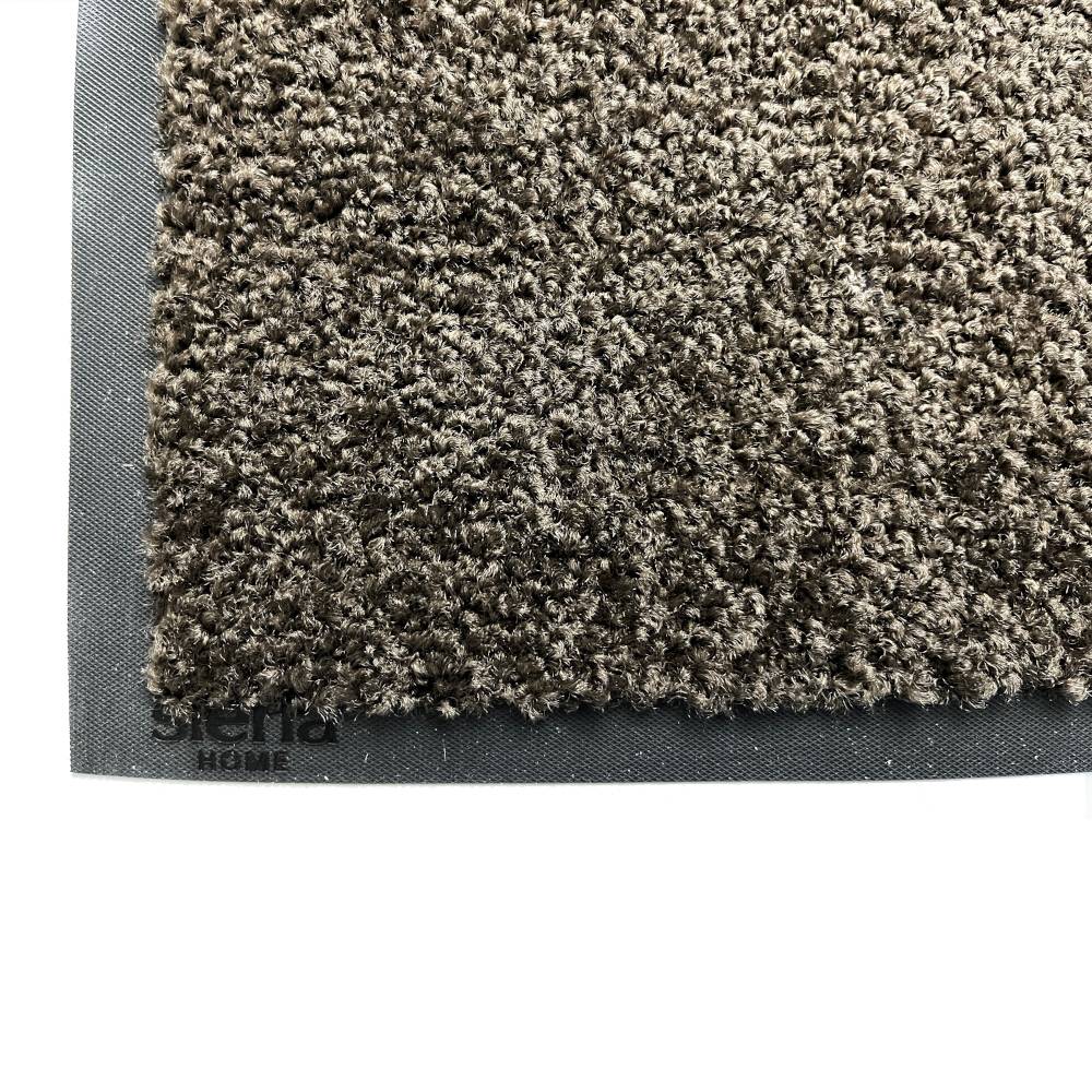 Grauer, strukturierter Teppichabschnitt mit dichter Florhöhe, dargestellt auf rechteckigem Musterstück.