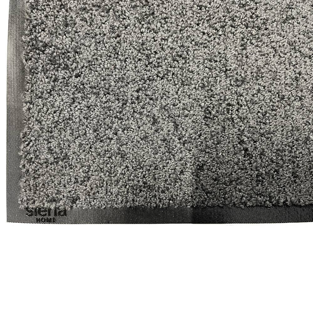 Graue Textilmatte mit weicher, flauschiger Oberfläche. Ideal zum Aufstellen vor Türen zur Aufnahme von Schmutz und Feuchtigkeit.