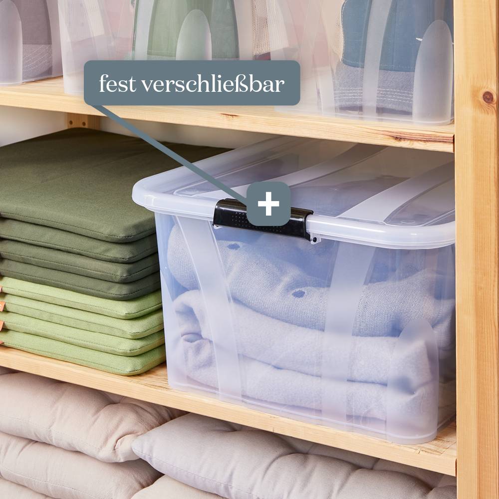 Eine transparent verschlossene Box, befüllt mit Kleidung, steht in einem Regal. Text 'fest verschließbar' deutet auf die Box.
