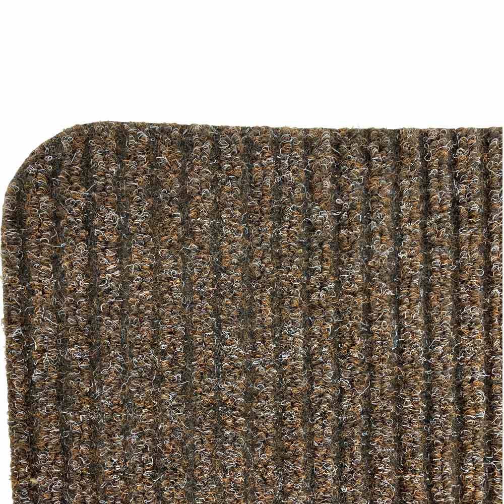 Ein rechteckiger, gerippter brauner Teppich in dünnen horizontalen Streifen.