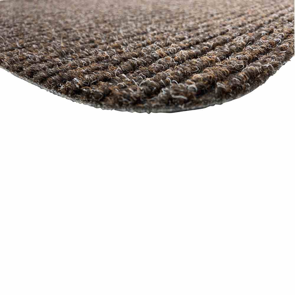 Ein rechteckiger, gerippter, brauner Teppich mit leicht abgerundeten Ecken. Nahaufnahme zeigt die Struktur und Textur des Materials.