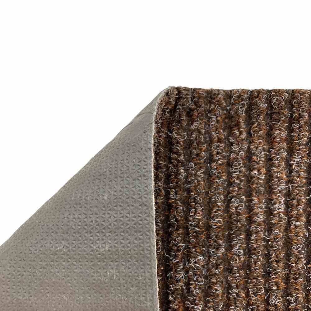 Eine Ecke eines gefalteten Teppichs, zeigt die Vorder- und Rückseite. Die Vorderseite ist dunkelbraun und strukturiert.