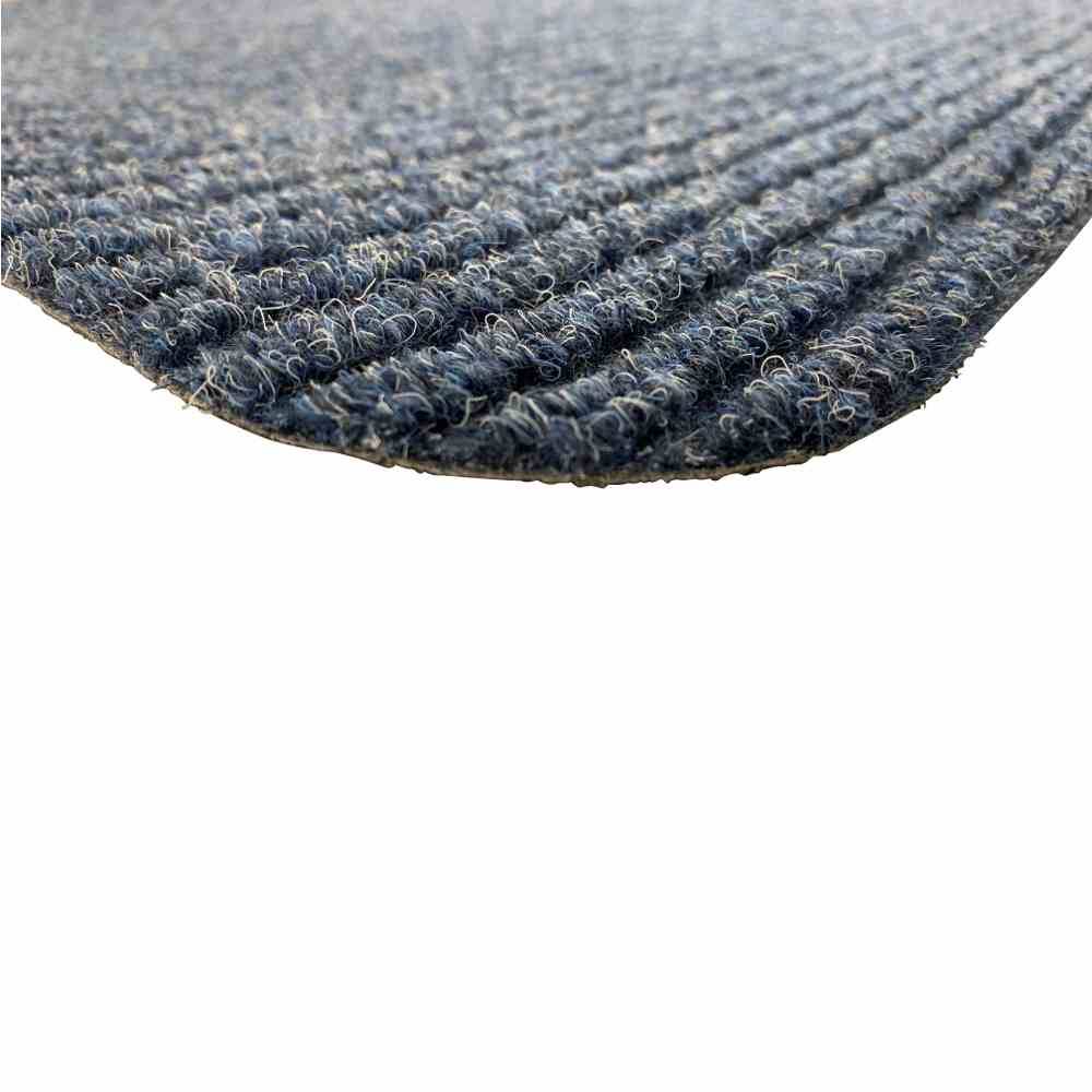 Dunkelgrauer Teppich mit deutlich sichtbarer Textur und feinen Fasern, zeigt Detailansicht der Oberflächenbeschaffenheit.