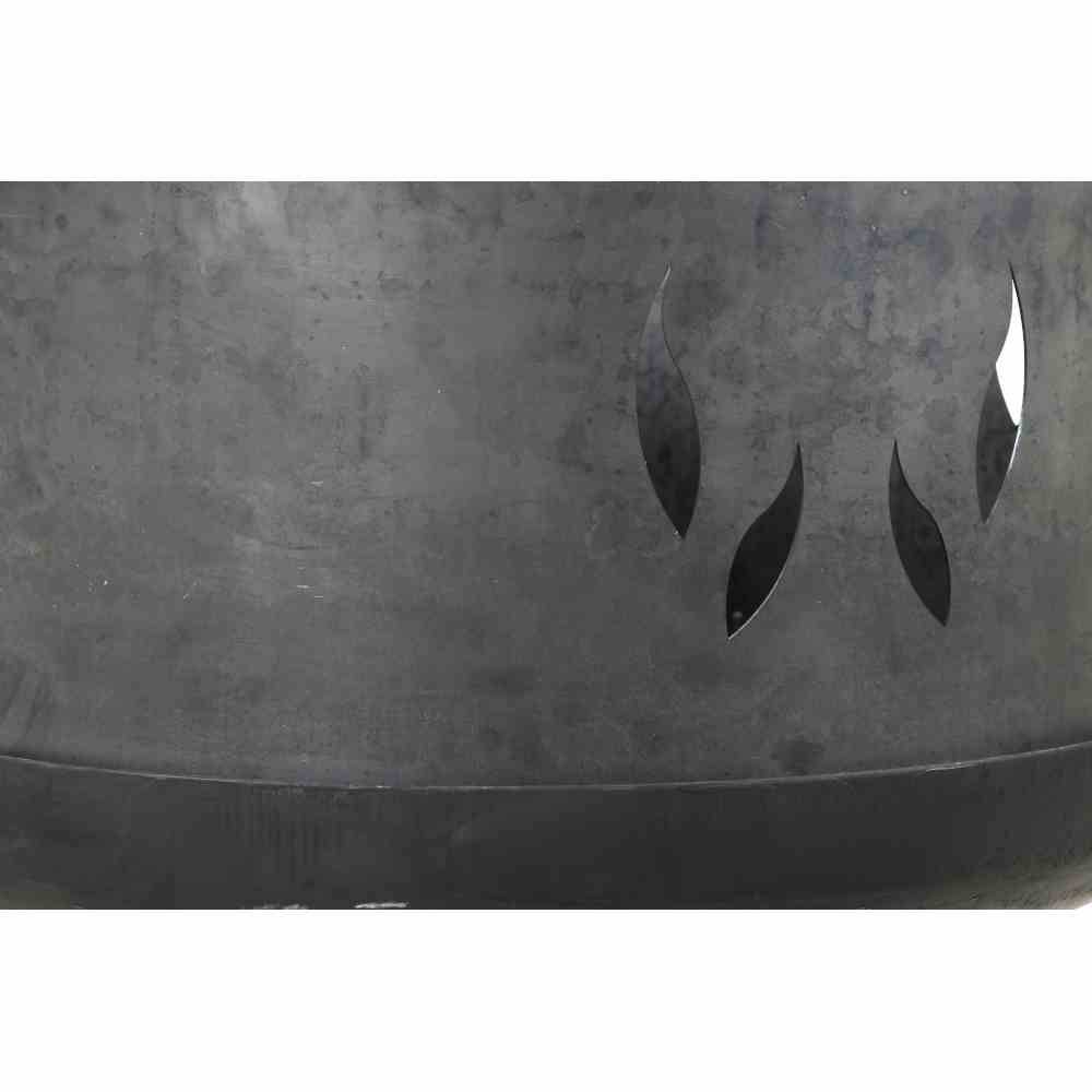 Ein grauer Topf mit ausgeschnittenen Blattmustern auf der Oberfläche.