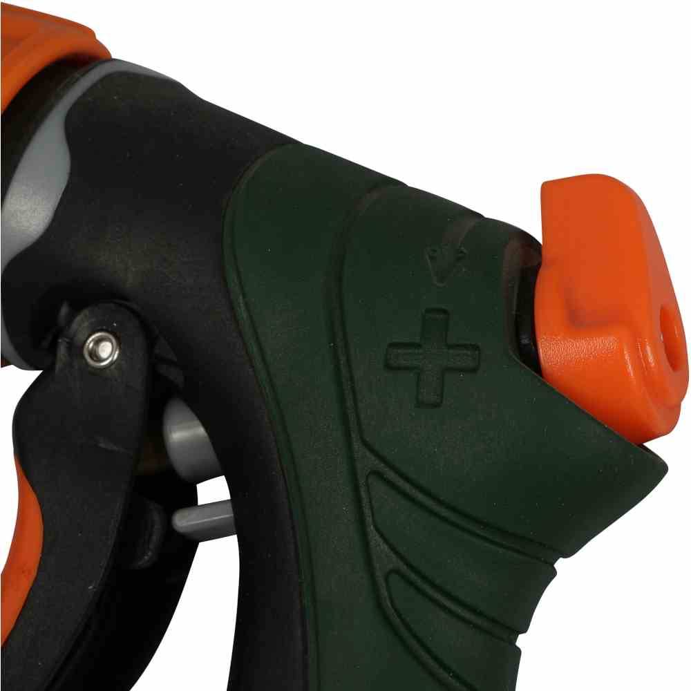 Nahaufnahme eines schwarzen und grünen Gartenschlauch-Sprühkopfs mit orangenen Details; zeigt die Plus-Taste zum Einstellen des Wasserdrucks.