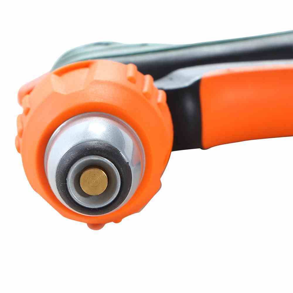 Nahaufnahme eines orangefarbenen Gartenschlauchsprühkopfes mit silberner Düse.