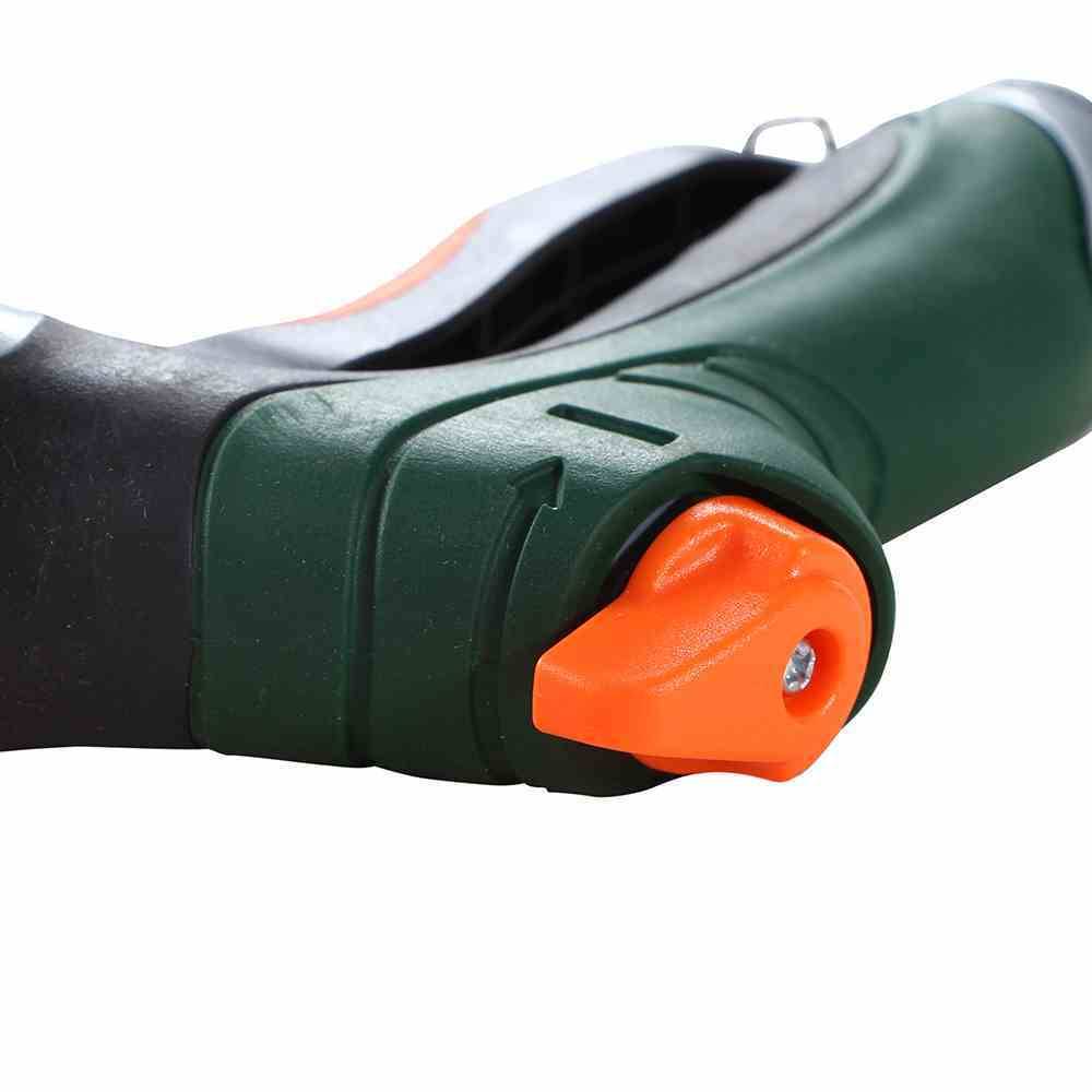 Nahaufnahme einer grünen Gartenschlauchdüse mit orangefarbenem Sprühkopf.