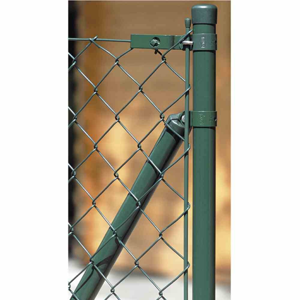Grüner Metallzaun mit Maschendrahtgeflecht. Der Zaun ist stabil konstruiert und zeigt ein Scharnier für das Öffnen. Hintergrund unscharf.