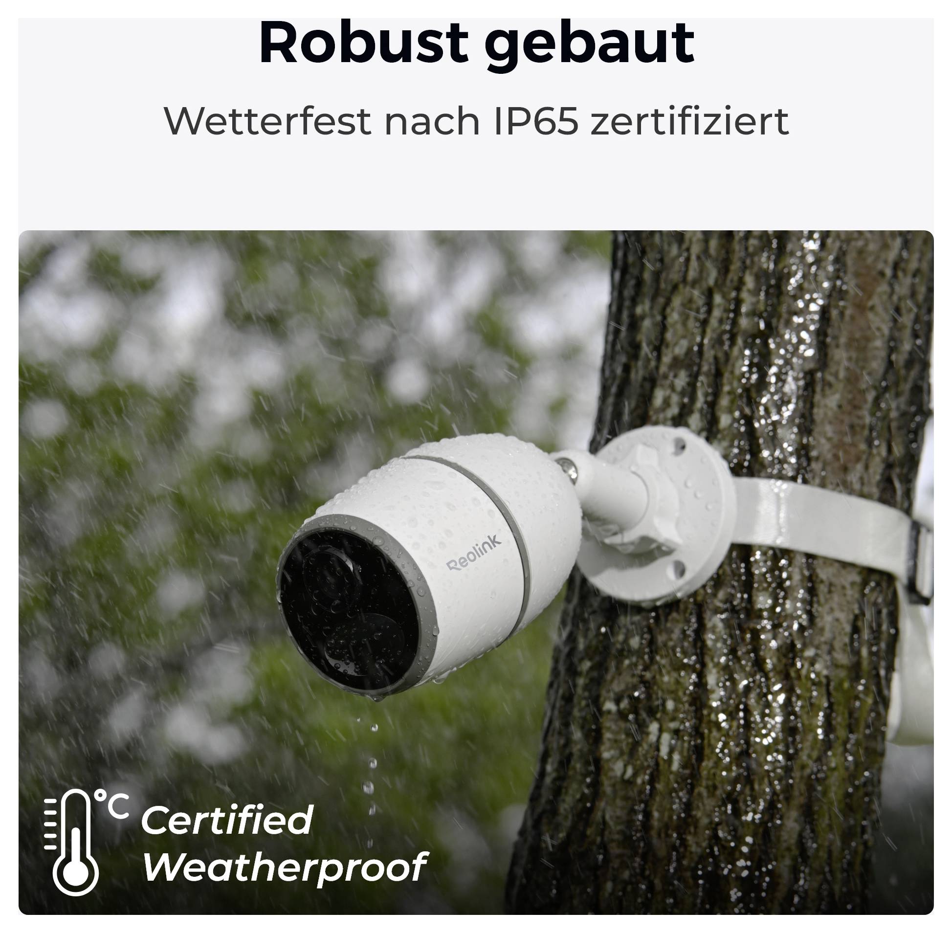 Eine weiße Outdoor-Sicherheitskamera, die an einem Baum bei Regen montiert ist, mit der Aufschrift „Zertifiziert wasserdicht