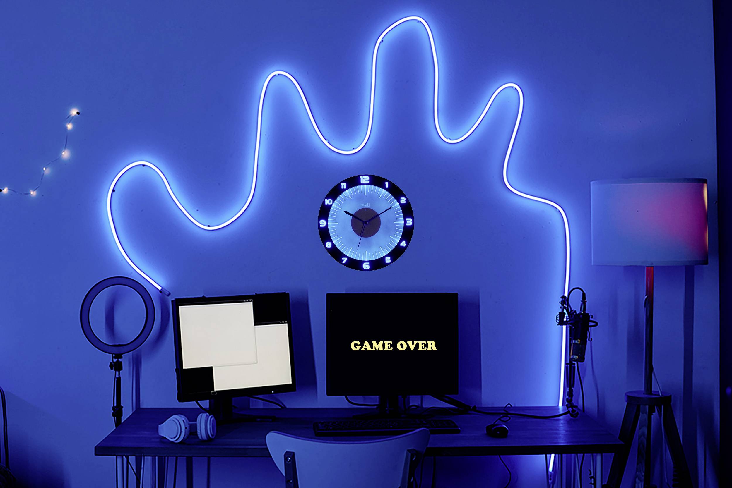 Ein blauer Raum mit einem beleuchteten Umriss einer Hand an der Wand, einem Computer mit 'GAME OVER' auf dem Bildschirm, Mikrofon und Lampe.