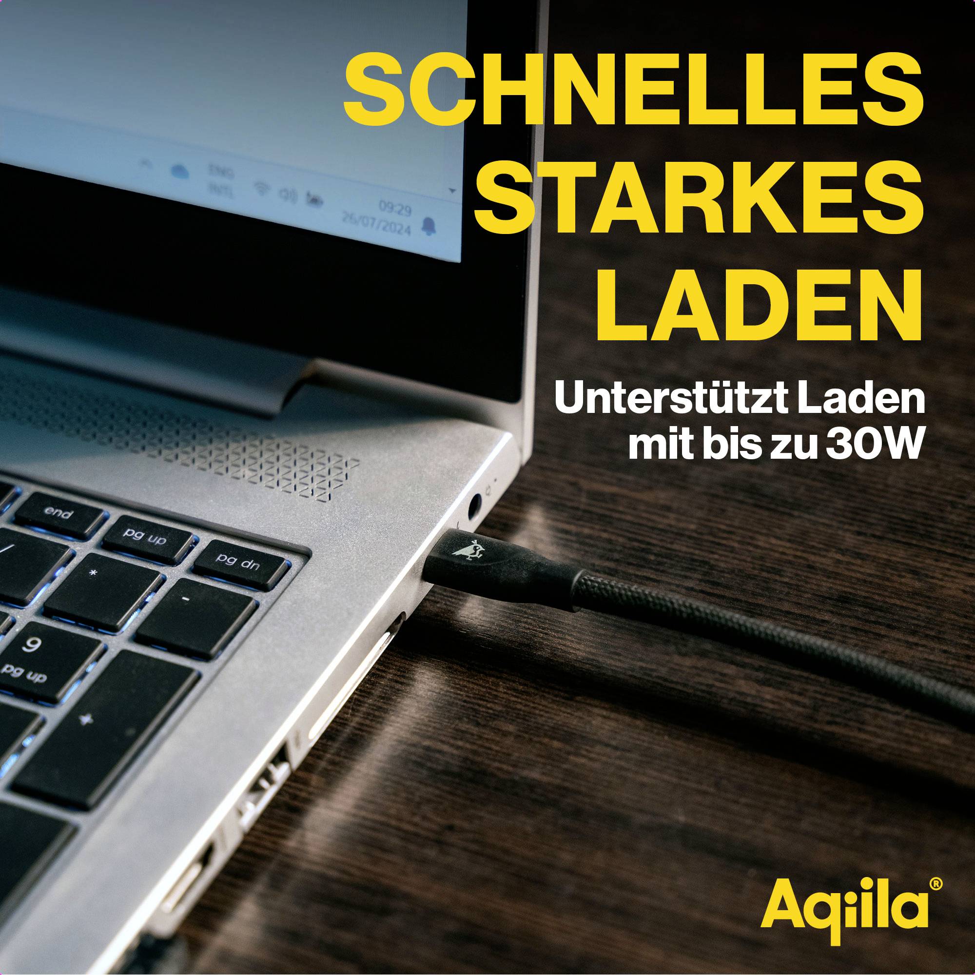 Ein Ladekabel ist in einen Laptop eingesteckt. Text: 'SCHNELLES STARKES LADEN - Unterstützt Laden mit bis zu 30W'.