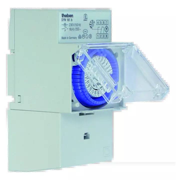 Elektronische Zeitschaltuhr mit blauem Ziffernblatt im Kunststoffgehäuse, aufklappbare Schutzklappe, geeignet für DIN-Rail-Montage.